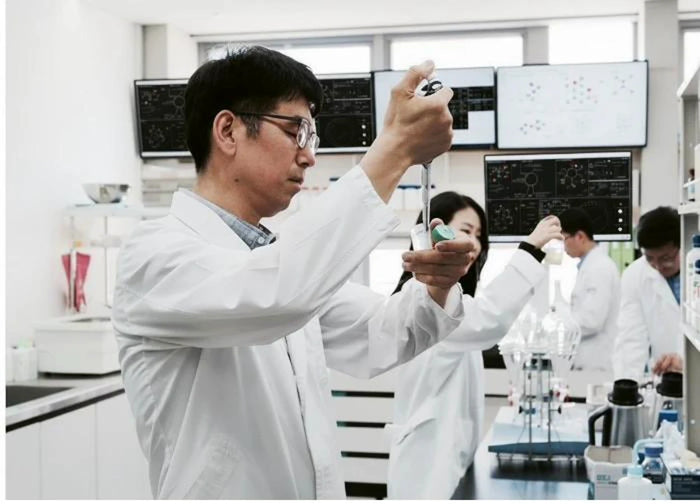 Dr. Hak-Joo Choi at work in the laboratory